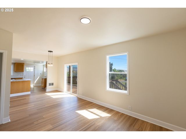 809 E 7TH St, The Dalles, OR 97058