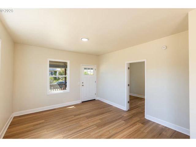 809 E 7TH St, The Dalles, OR 97058