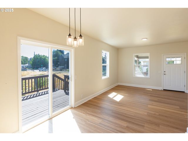 809 E 7TH St, The Dalles, OR 97058