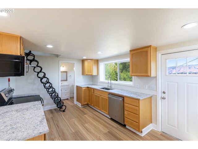 809 E 7TH St, The Dalles, OR 97058