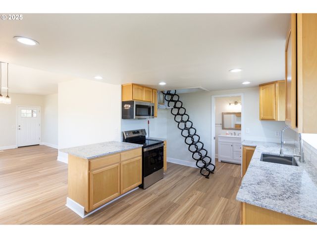 809 E 7TH St, The Dalles, OR 97058