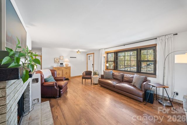 345 Kingswood Drive, Hendersonville, NC 28792