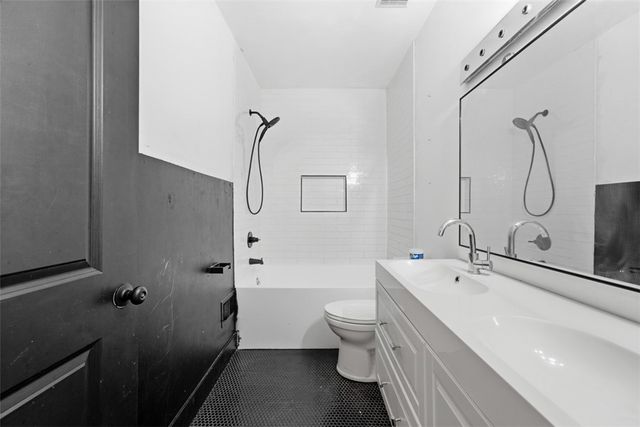 413 Agatha St, Pitcairn, PA 15140