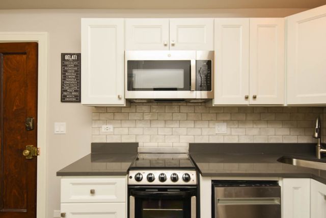 640 W WRIGHTWOOD Avenue 208, Chicago, IL 60614