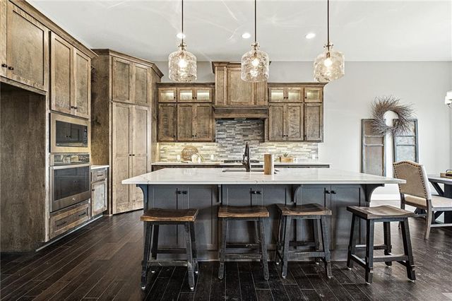 25012 W 89th Street, Lenexa, KS 66227