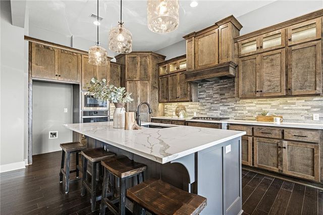 25012 W 89th Street, Lenexa, KS 66227