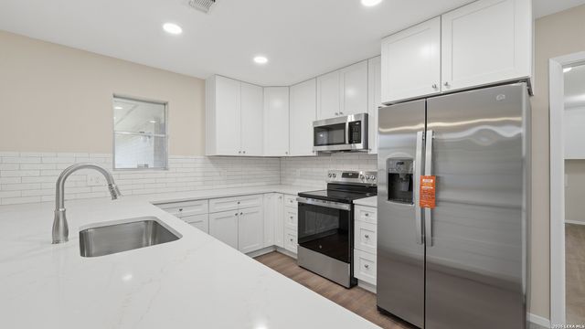 402 TIDECREST DR, Windcrest, TX 78239