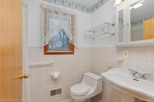 10045 Highland Road, White Lake Charter Township, MI 48386