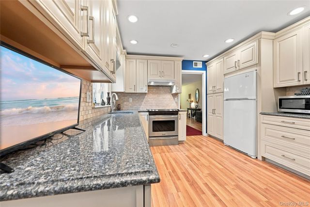 473 Stratford Lane, Ridge, NY 11961