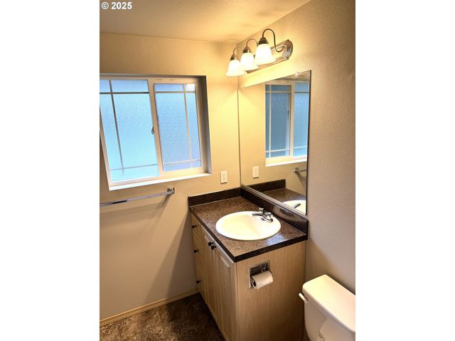 2600 Ne 33RD St, Lincoln City, OR 97367