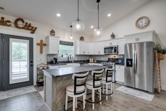 242 Plunkett Creek Rd, Gordonsville, TN 38563