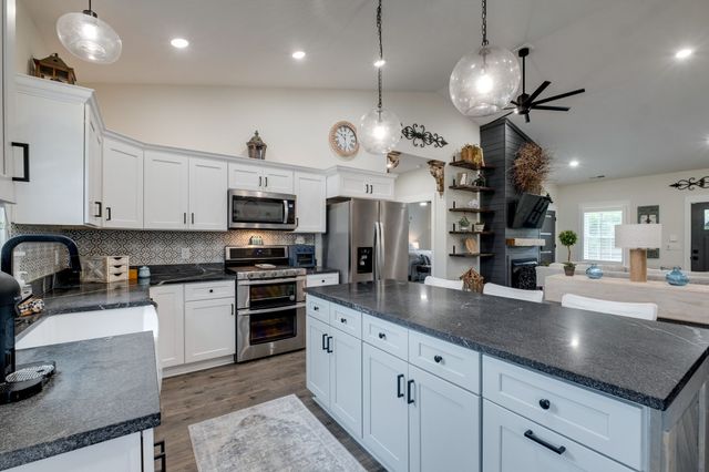 242 Plunkett Creek Rd, Gordonsville, TN 38563