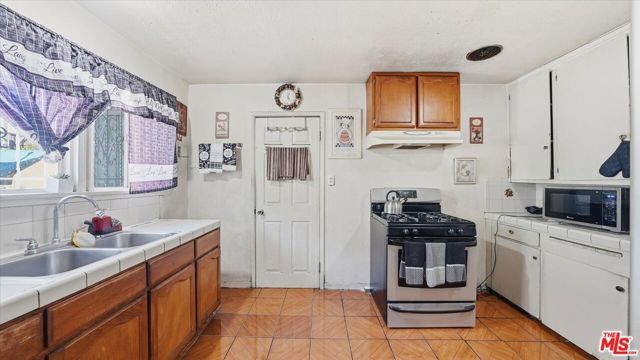 1523 E Vernon Avenue, Los Angeles, CA 90011