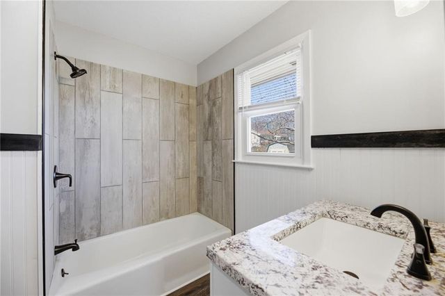 200 E 10th Street, Kearney, MO 64060