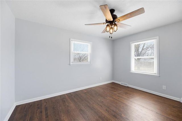 200 E 10th Street, Kearney, MO 64060