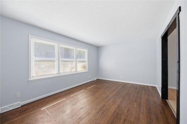 200 E 10th Street, Kearney, MO 64060