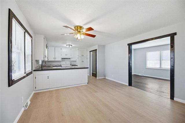 200 E 10th Street, Kearney, MO 64060