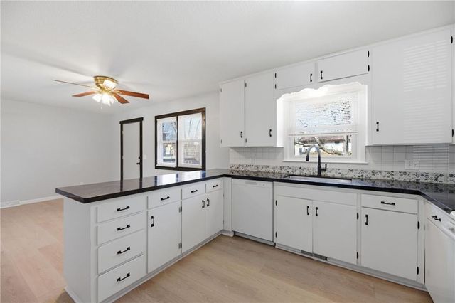 200 E 10th Street, Kearney, MO 64060