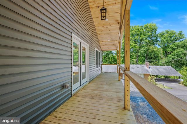 21 HILLTOP STREET, Berkeley Springs, WV 25411
