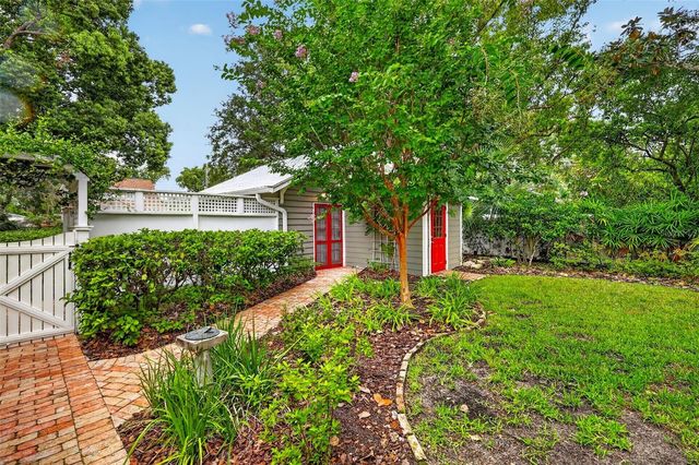 1046 N MCDONALD STREET, Mount Dora, FL 32757