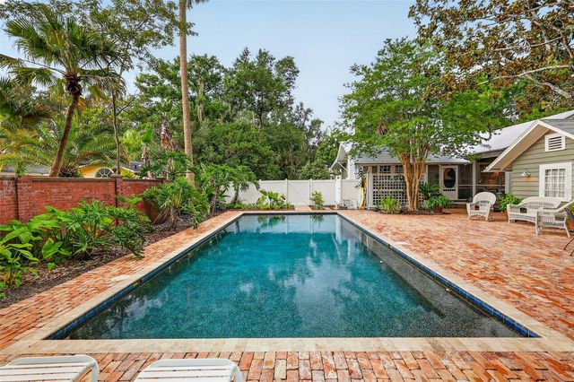 1046 N MCDONALD STREET, Mount Dora, FL 32757