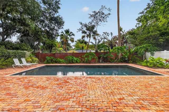 1046 N MCDONALD STREET, Mount Dora, FL 32757