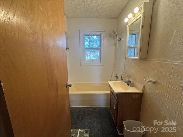 3764 2nd Avenue SW, Hickory, NC 28602