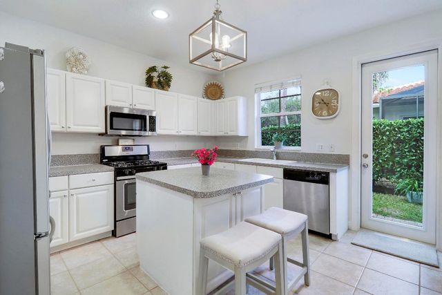 552 Tomahawk Court, Palm Beach Gardens, FL 33410