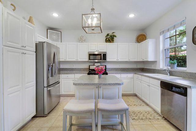 552 Tomahawk Court, Palm Beach Gardens, FL 33410