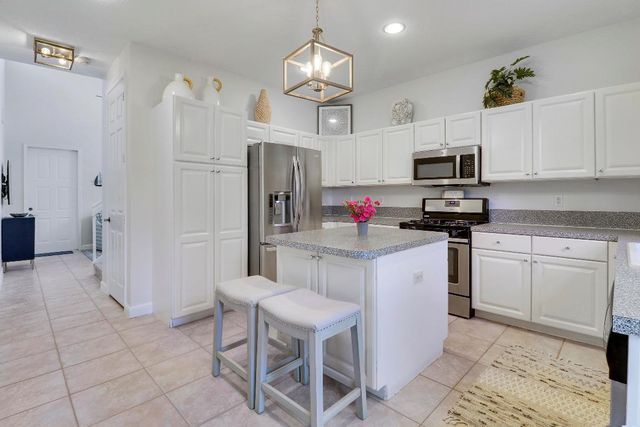 552 Tomahawk Court, Palm Beach Gardens, FL 33410