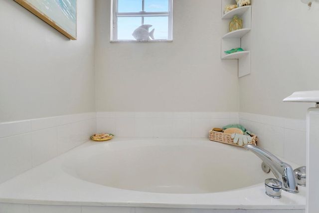 552 Tomahawk Court, Palm Beach Gardens, FL 33410