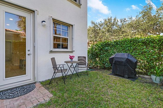 552 Tomahawk Court, Palm Beach Gardens, FL 33410