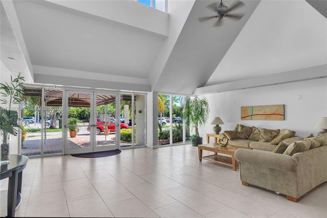 100 Lakeview Dr 201, Weston, FL 33326