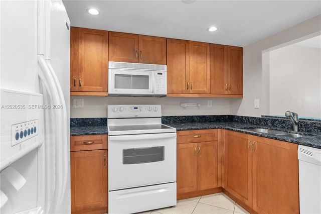 100 Lakeview Dr 201, Weston, FL 33326