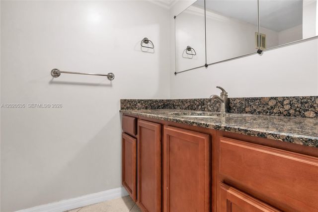 100 Lakeview Dr 201, Weston, FL 33326
