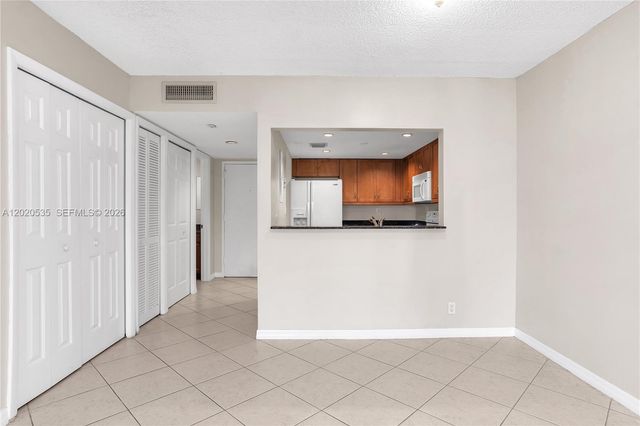 100 Lakeview Dr 201, Weston, FL 33326