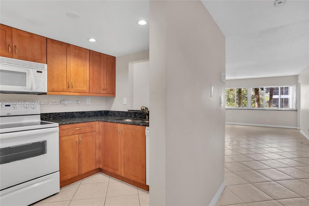 100 Lakeview Dr 201, Weston, FL 33326