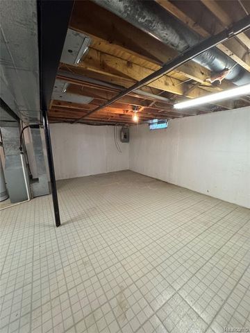 24064 Greenhill Road, Warren, MI 48091