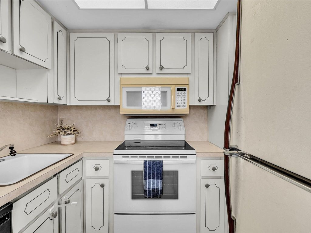 Image 10 of property listing at 300 NE 20th Street 411, Boca Raton, FL 33431