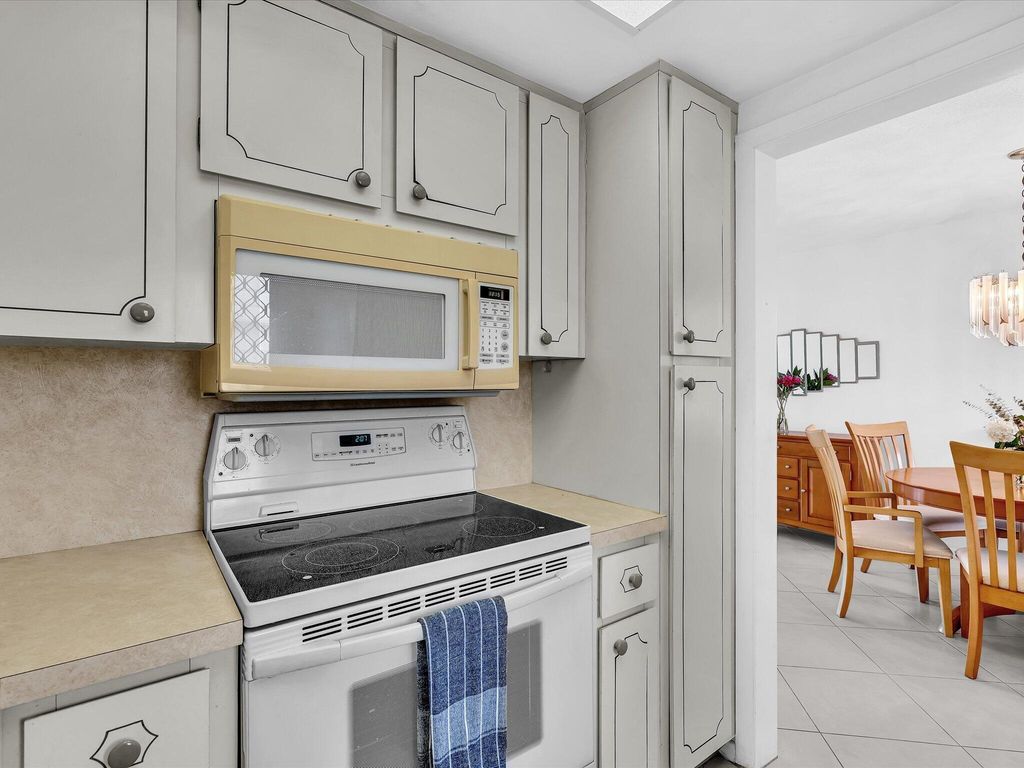 Image 11 of property listing at 300 NE 20th Street 411, Boca Raton, FL 33431