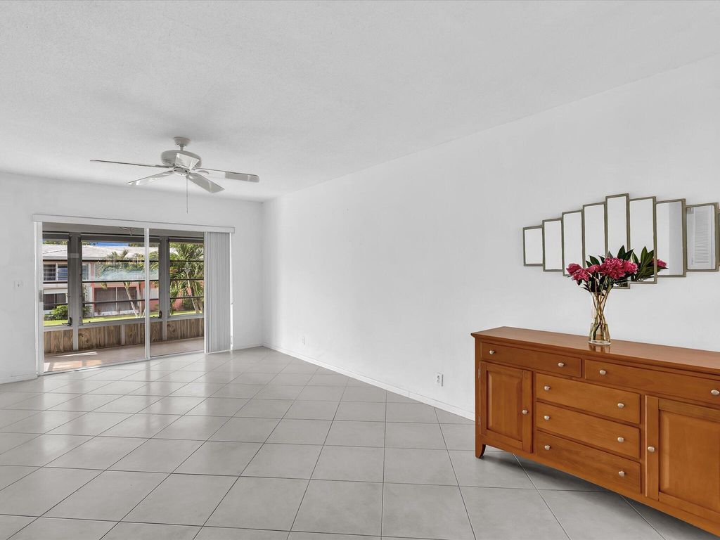 Image 12 of property listing at 300 NE 20th Street 411, Boca Raton, FL 33431