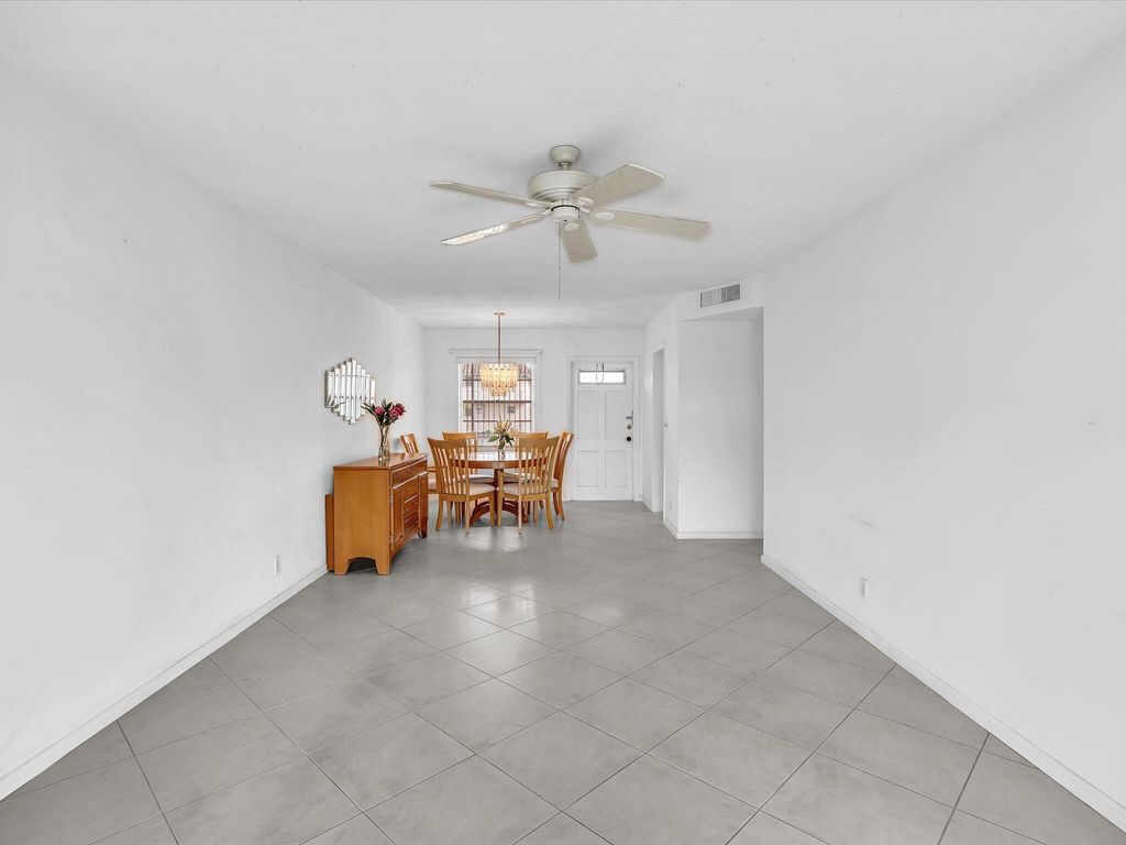 Image 13 of property listing at 300 NE 20th Street 411, Boca Raton, FL 33431