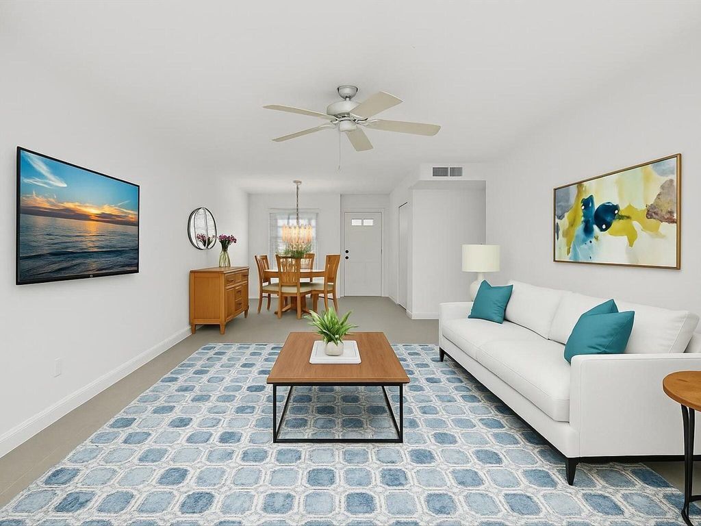 Image 14 of property listing at 300 NE 20th Street 411, Boca Raton, FL 33431