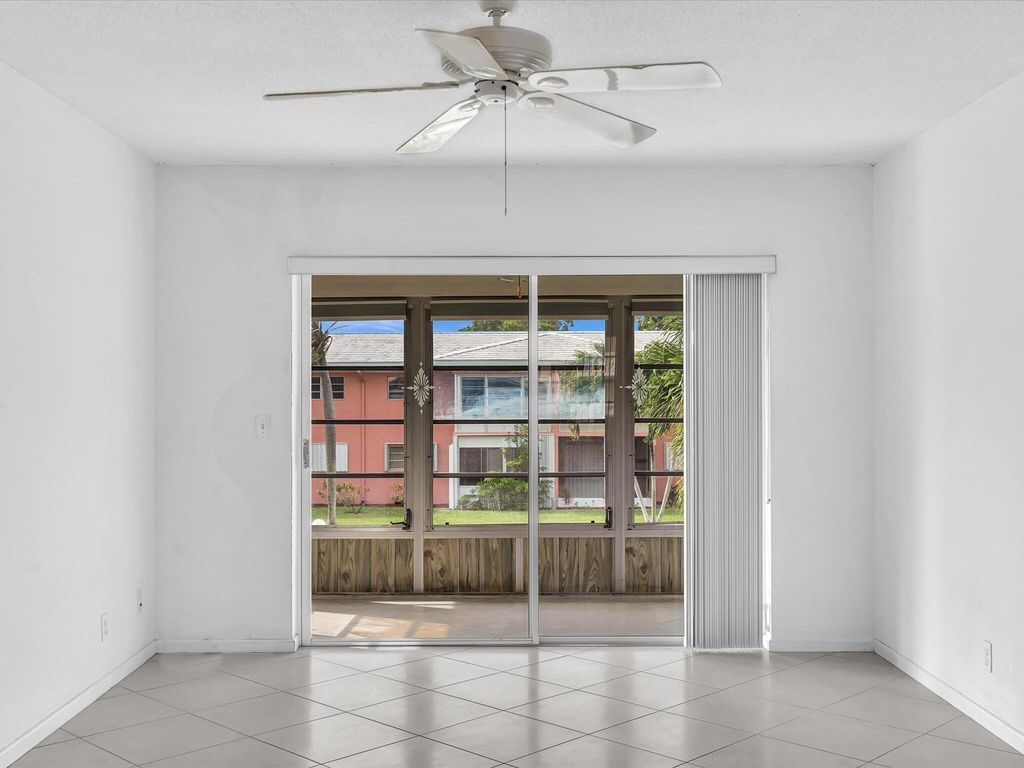 Image 15 of property listing at 300 NE 20th Street 411, Boca Raton, FL 33431