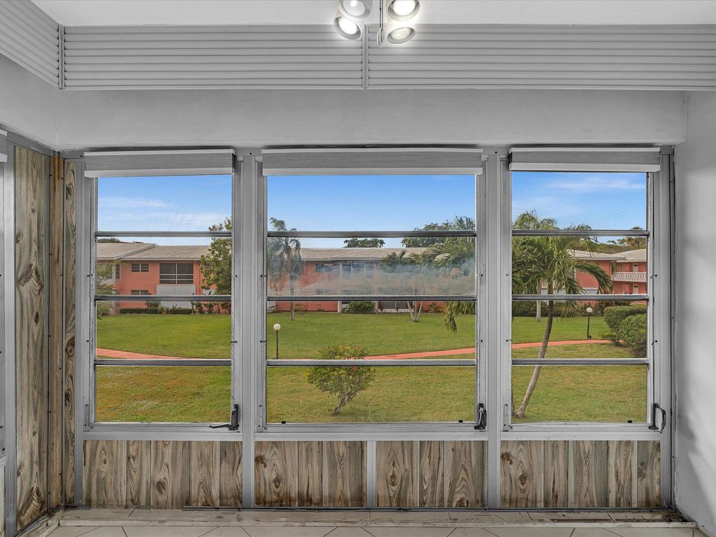 Image 17 of property listing at 300 NE 20th Street 411, Boca Raton, FL 33431