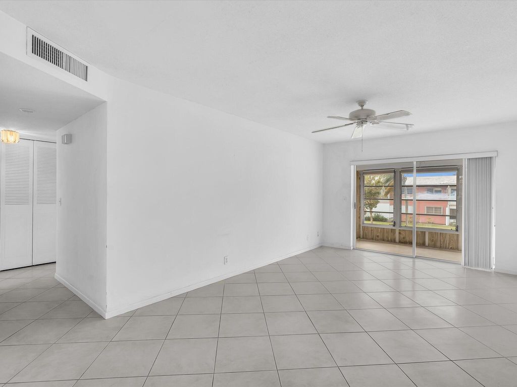 Image 18 of property listing at 300 NE 20th Street 411, Boca Raton, FL 33431