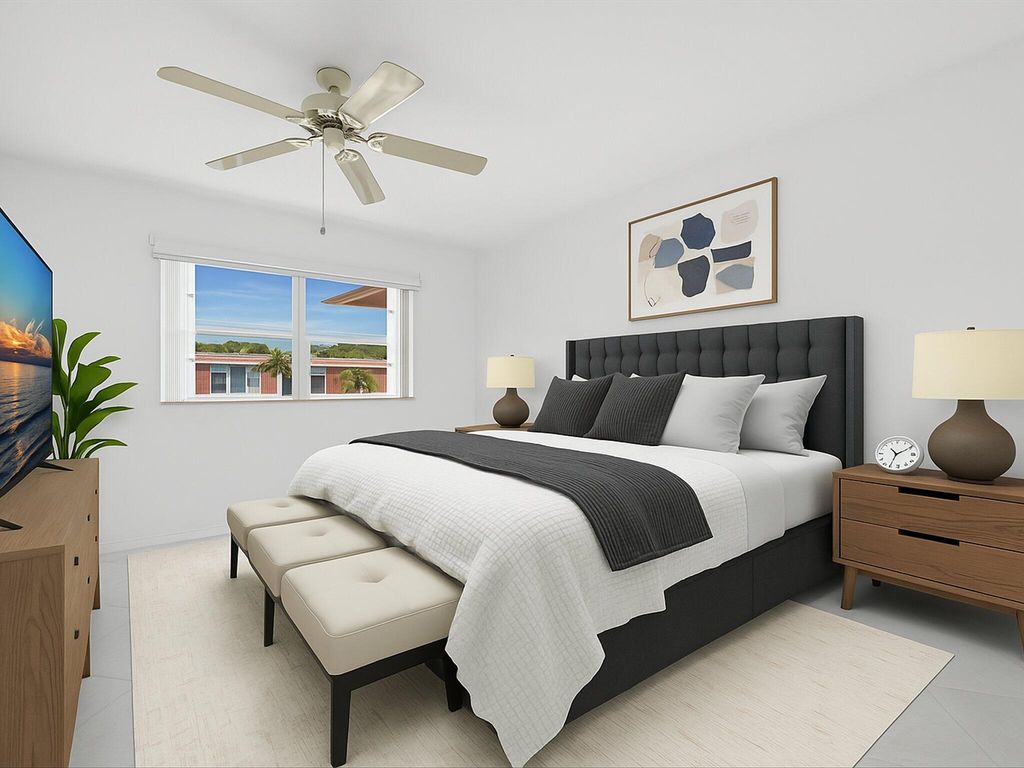 Image 21 of property listing at 300 NE 20th Street 411, Boca Raton, FL 33431