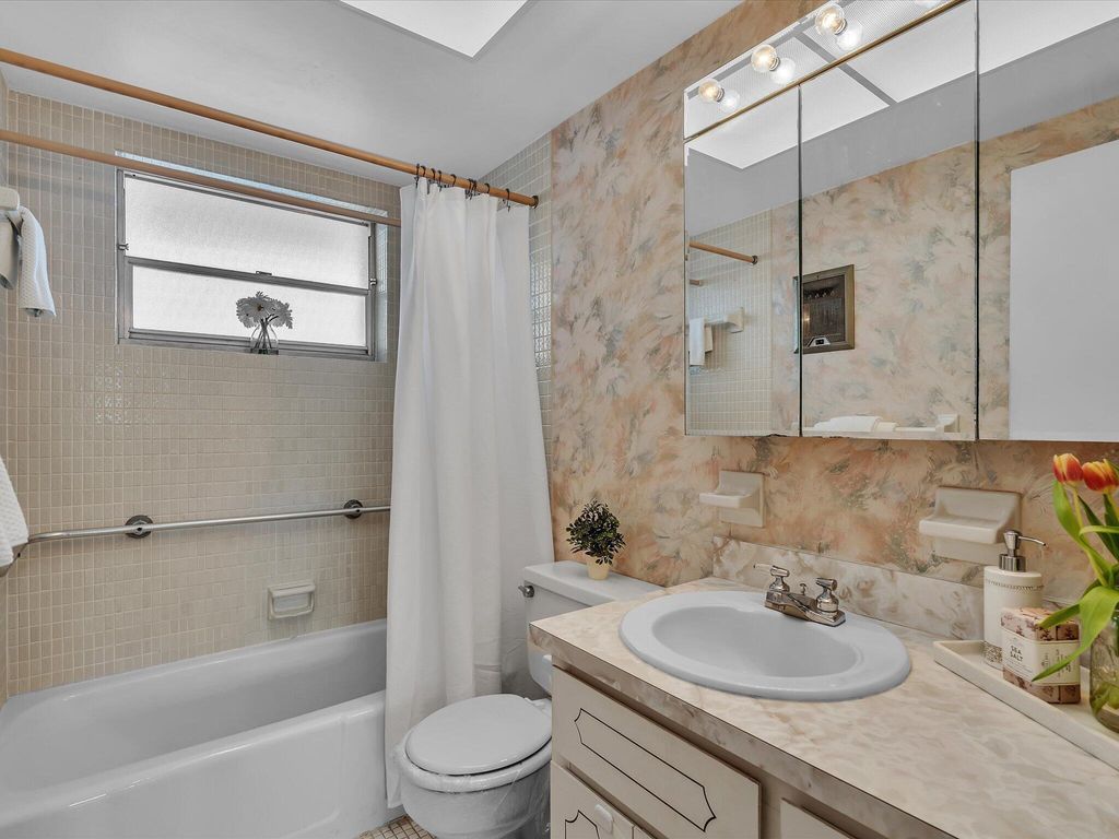 Image 23 of property listing at 300 NE 20th Street 411, Boca Raton, FL 33431