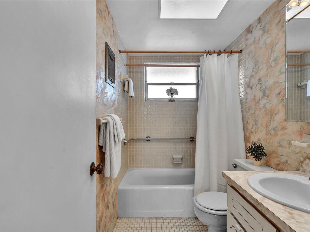 Image 24 of property listing at 300 NE 20th Street 411, Boca Raton, FL 33431