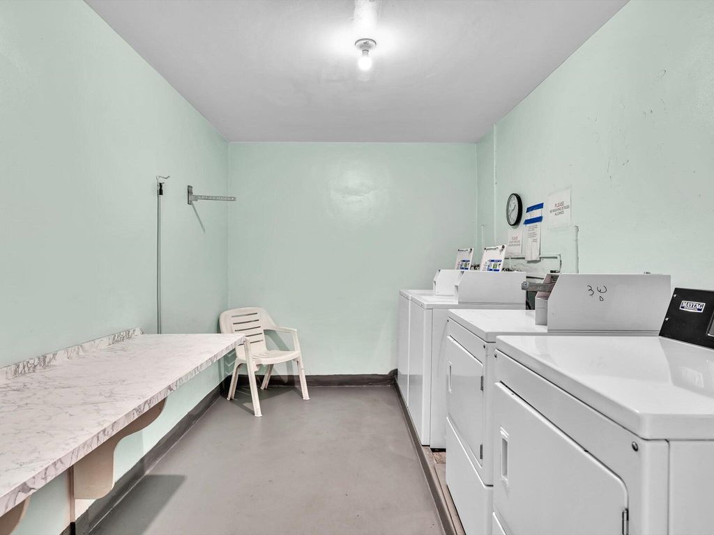 Image 26 of property listing at 300 NE 20th Street 411, Boca Raton, FL 33431